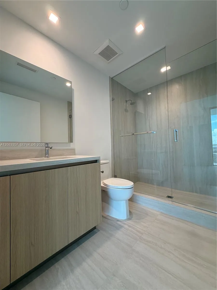 2411 Laguna Cir #2508 North Miami, FL 33181