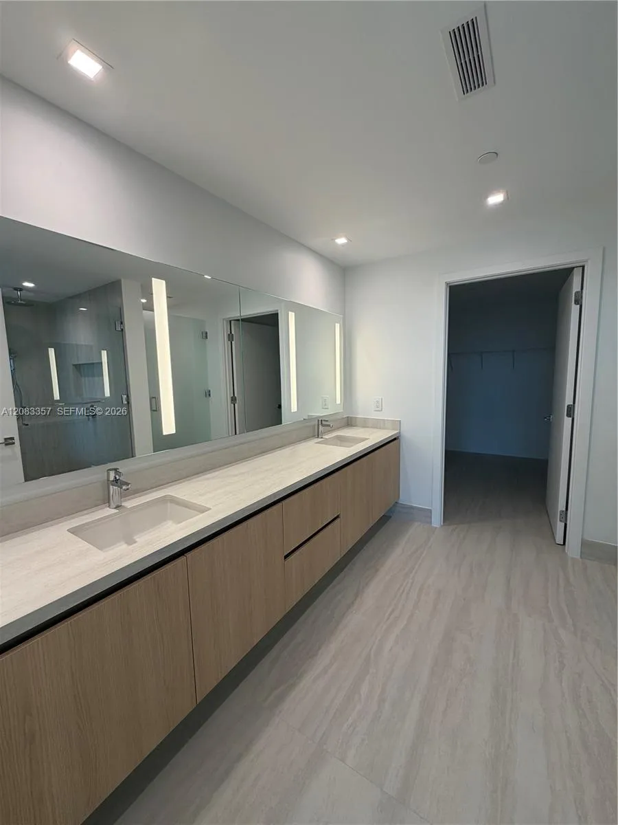2411 Laguna Cir #2508 North Miami, FL 33181