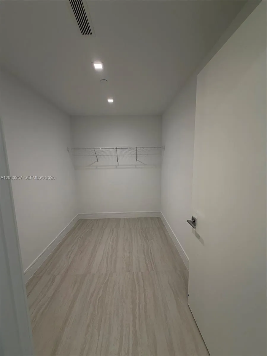 2411 Laguna Cir #2508 North Miami, FL 33181