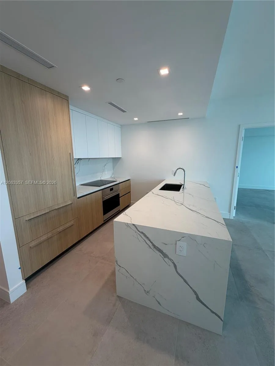 2411 Laguna Cir #2508 North Miami, FL 33181