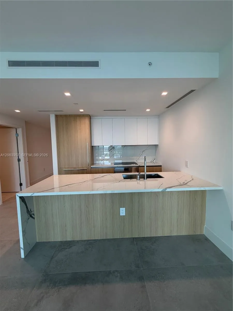 2411 Laguna Cir #2508 North Miami, FL 33181