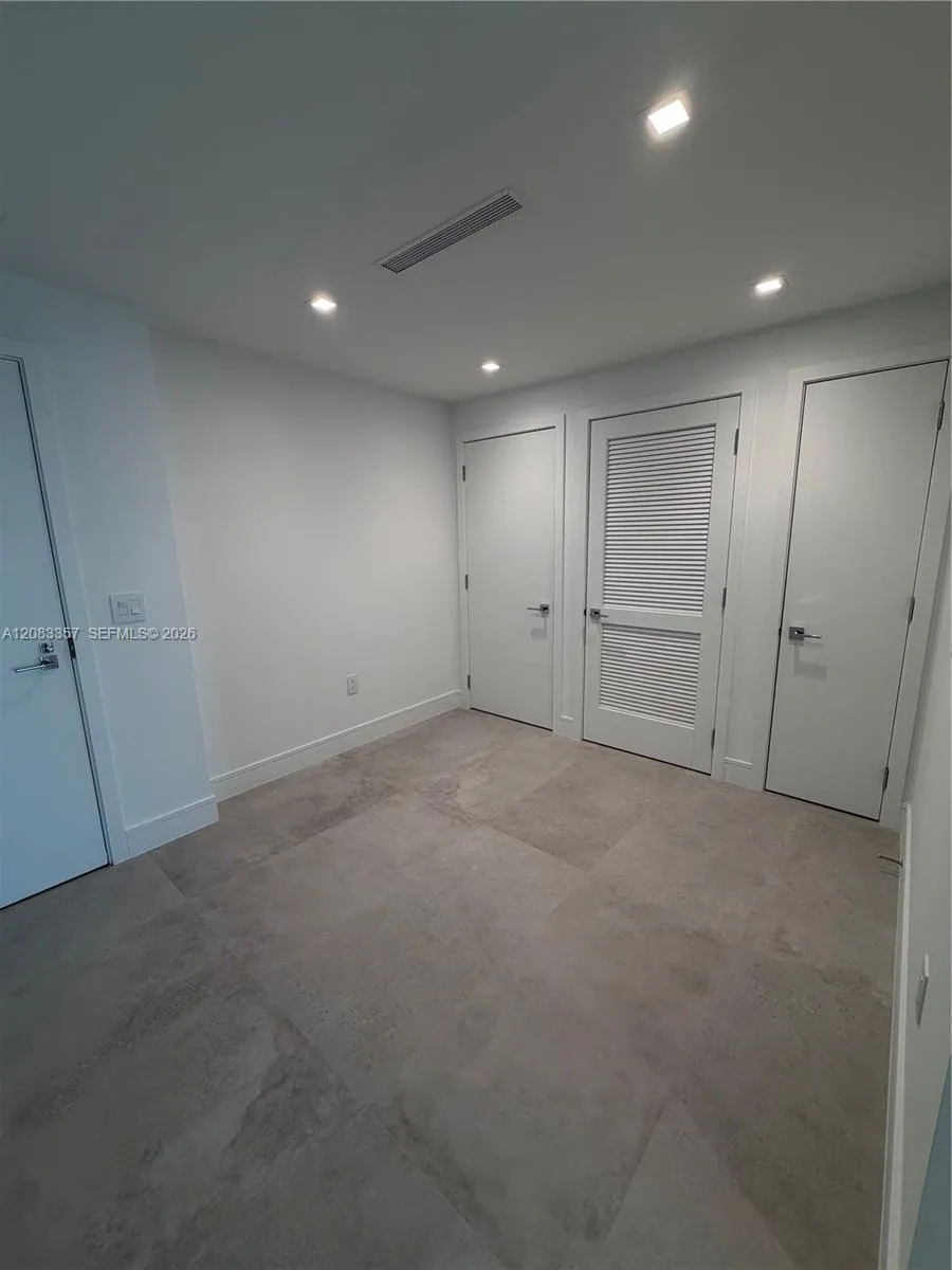 2411 Laguna Cir #2508 North Miami, FL 33181
