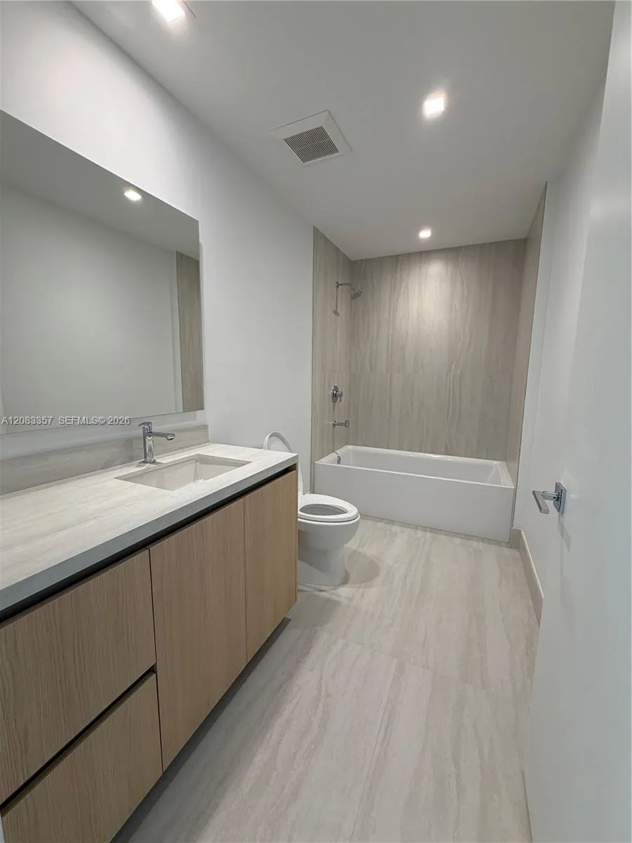 2411 Laguna Cir #2508 North Miami, FL 33181