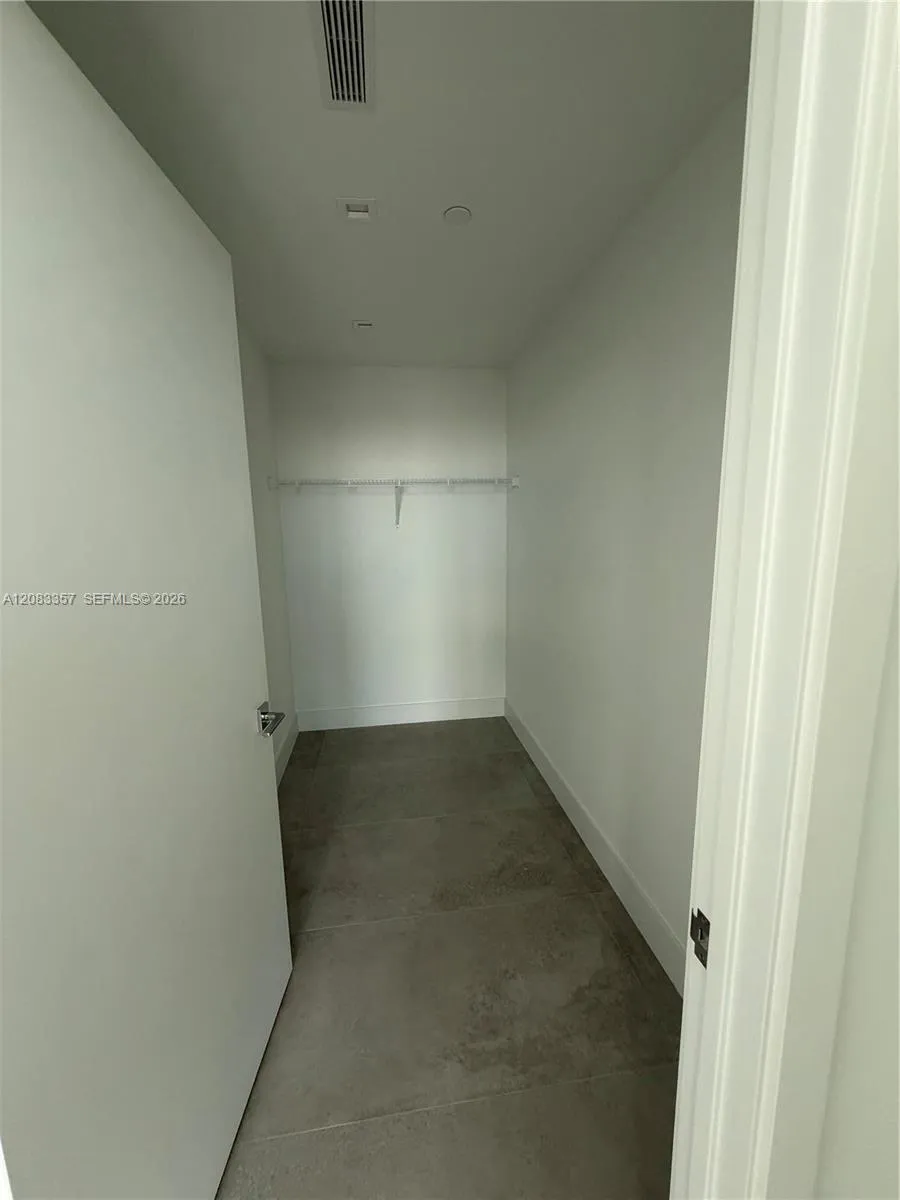 2411 Laguna Cir #2508 North Miami, FL 33181