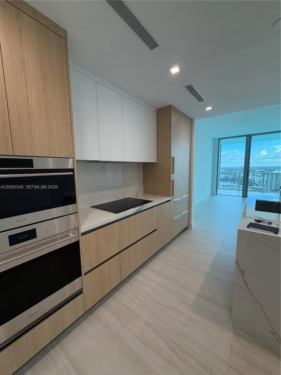 2411 Laguna Cir #2307 North Miami, FL 33181