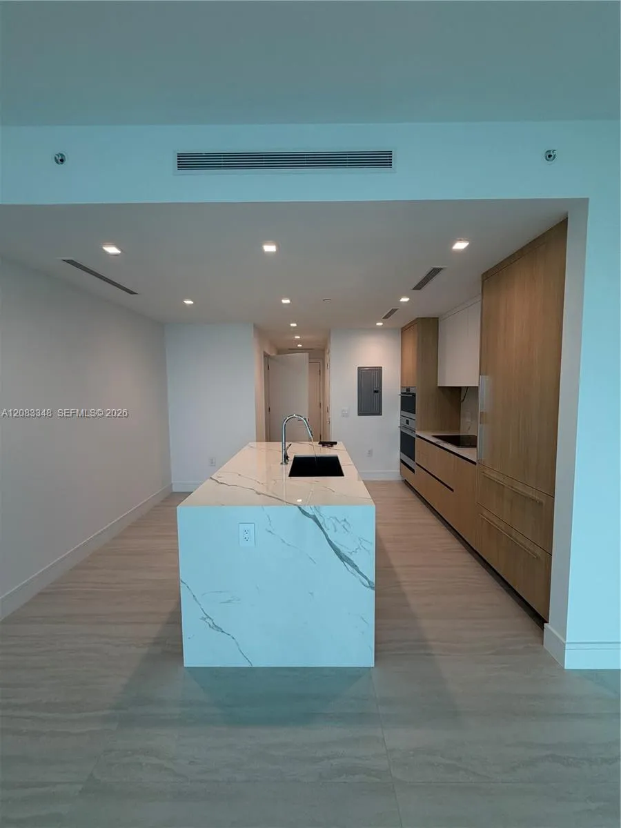 2411 Laguna Cir #2307 North Miami, FL 33181