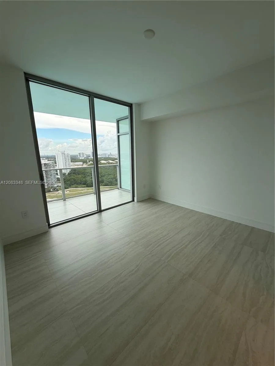 2411 Laguna Cir #2307 North Miami, FL 33181