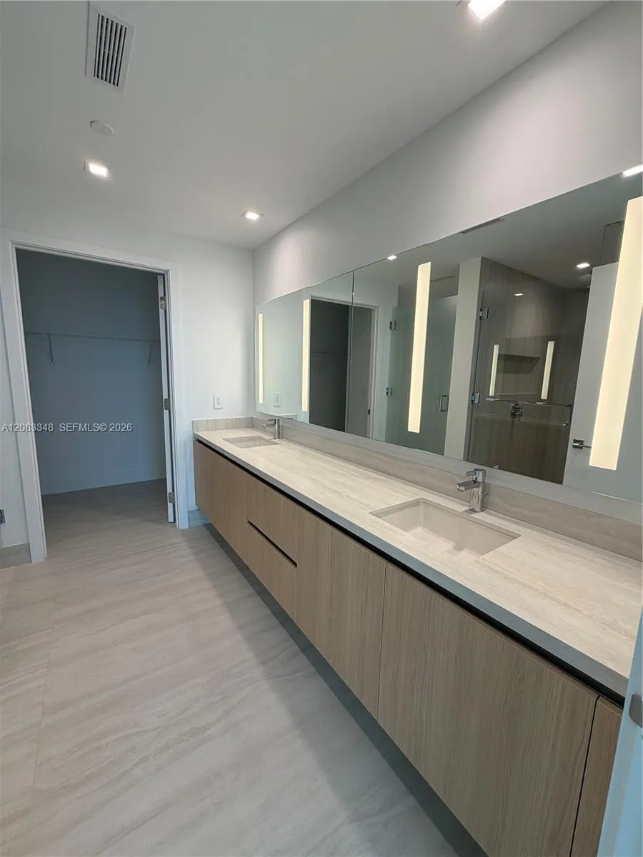 2411 Laguna Cir #2307 North Miami, FL 33181