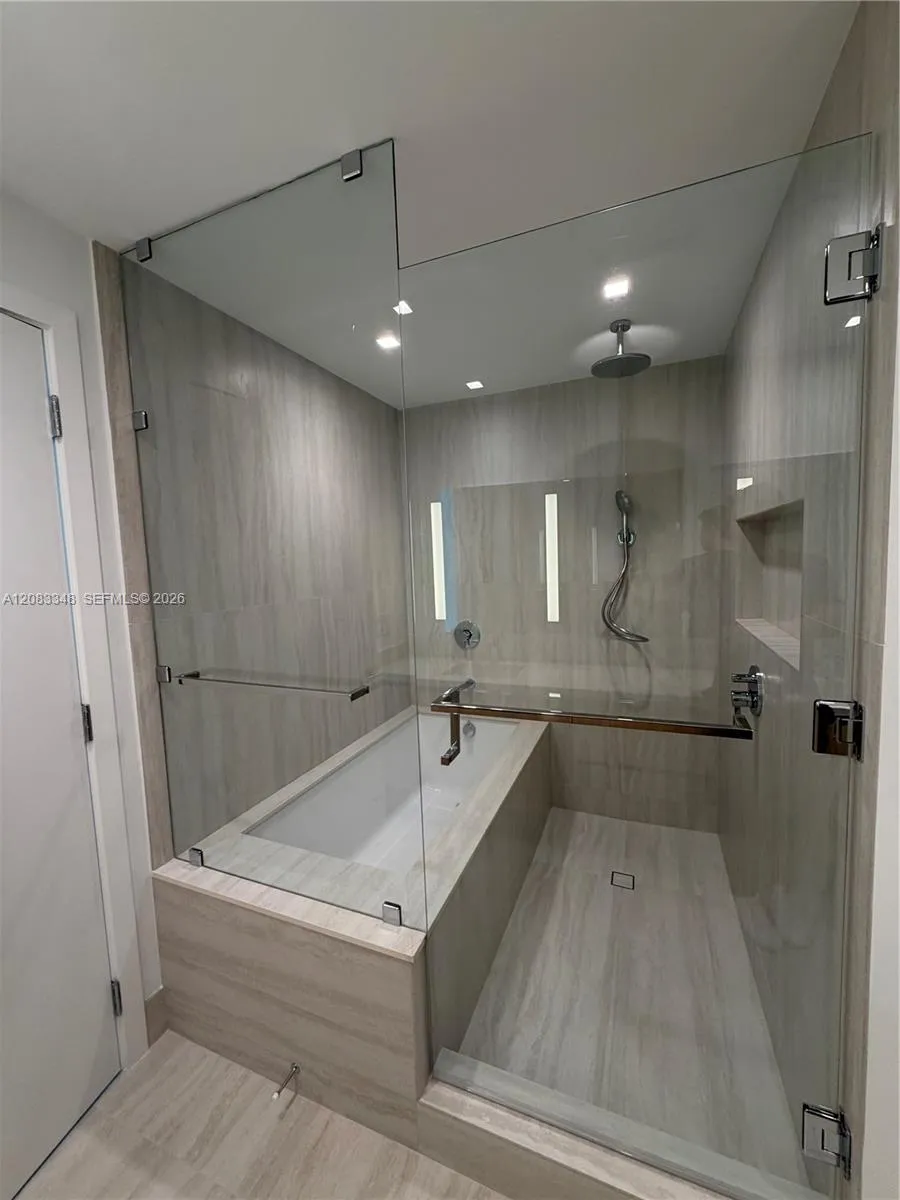 2411 Laguna Cir #2307 North Miami, FL 33181