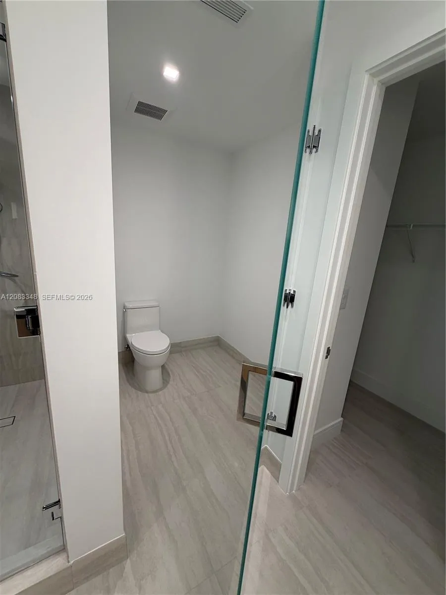 2411 Laguna Cir #2307 North Miami, FL 33181
