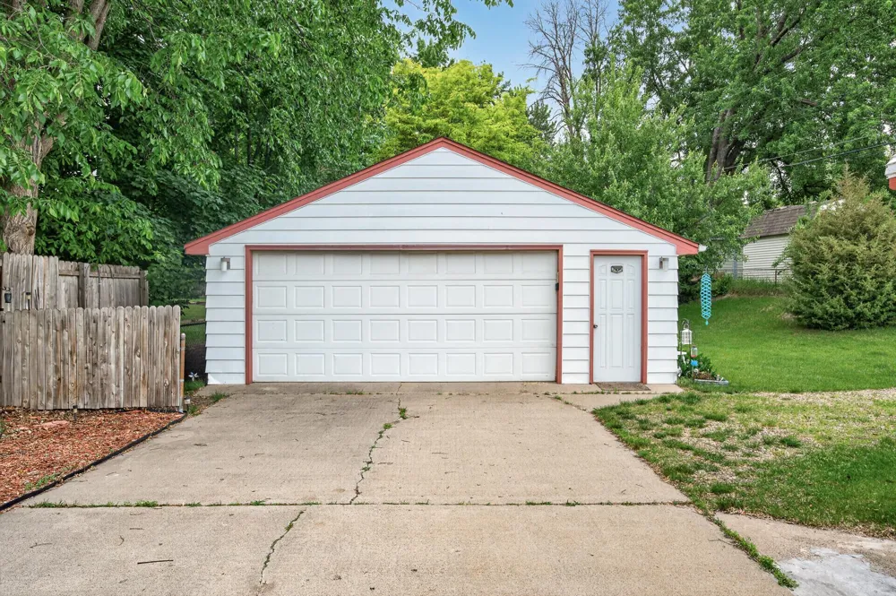 1283 Burke Avenue E Maplewood, MN 55109