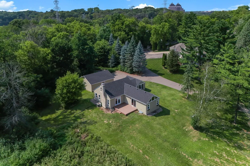 1922 Oakland Road Minnetonka, MN 55305