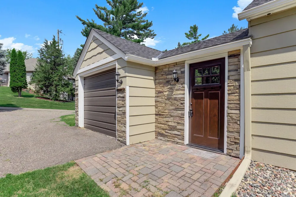 1922 Oakland Road Minnetonka, MN 55305