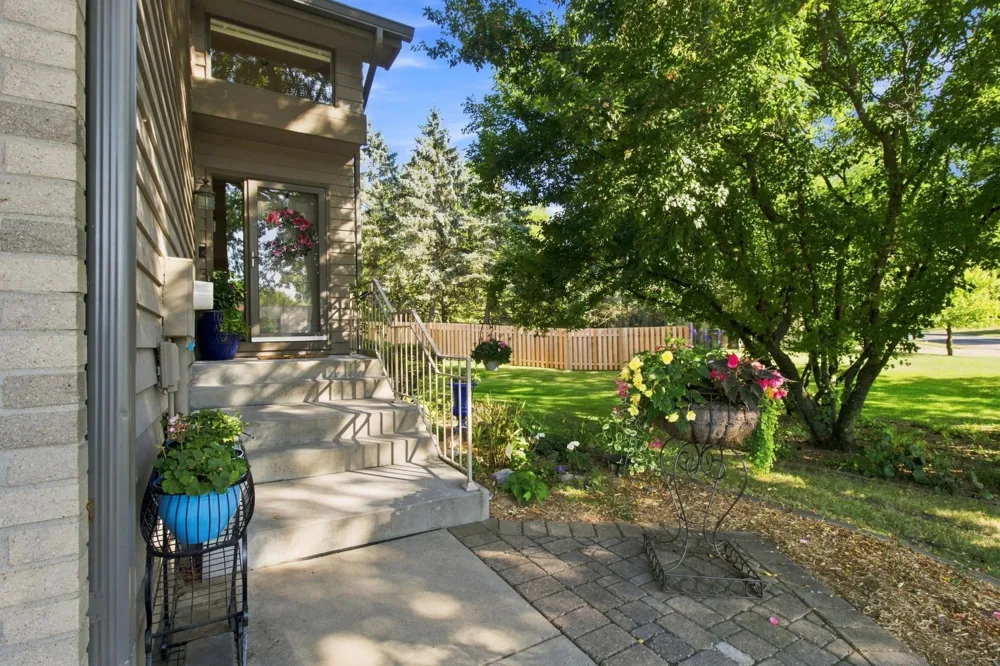 6287 Sequoia Circle Eden Prairie, MN 55346
