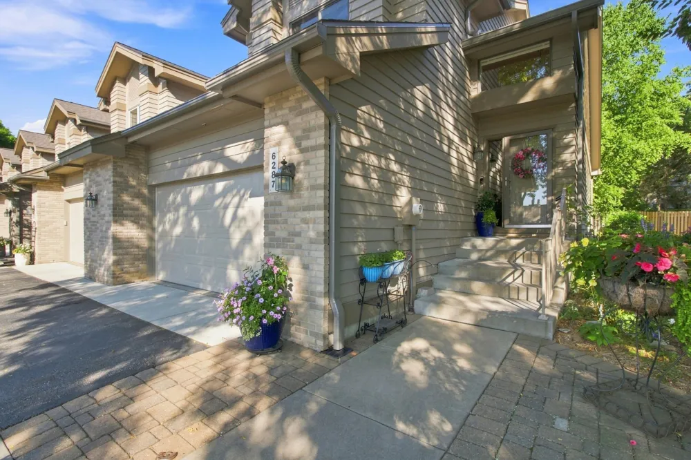 6287 Sequoia Circle Eden Prairie, MN 55346