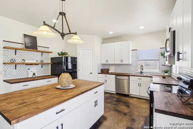 1783 county road 7711 Devine, TX 78016