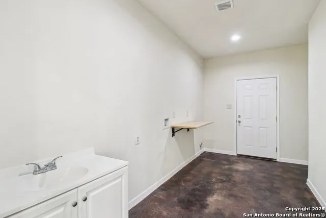 1783 county road 7711 Devine, TX 78016