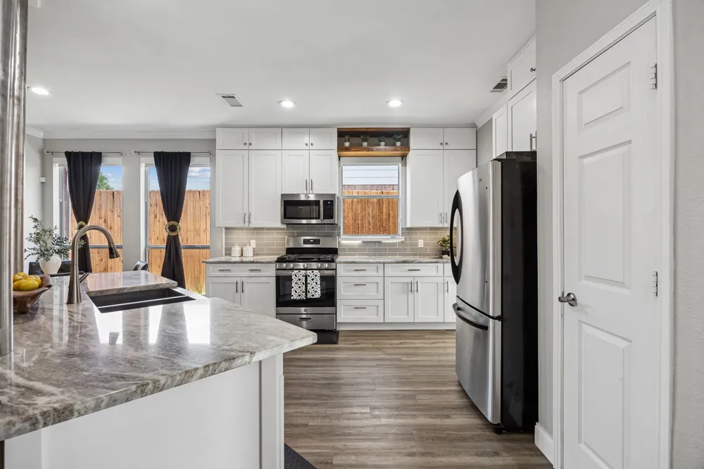 804 Summit Pointe Lewisville, TX 75077