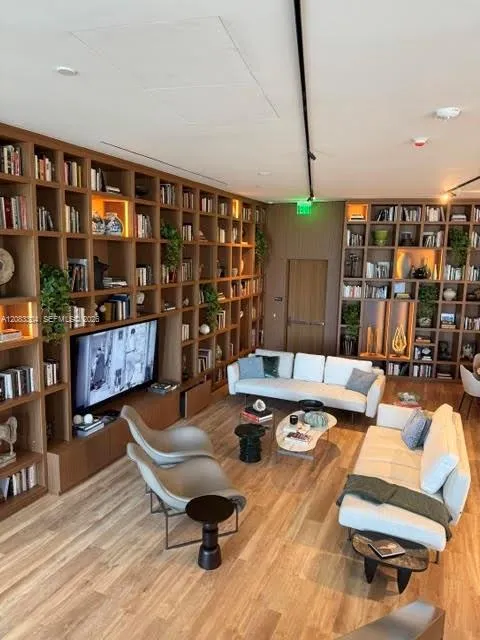 1400 Biscayne Blvd #904 Miami, FL 33132