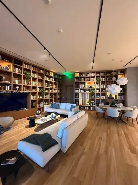 1400 Biscayne Blvd #904 Miami, FL 33132
