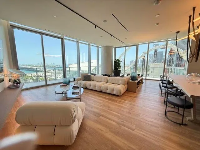 1400 Biscayne Blvd #904 Miami, FL 33132