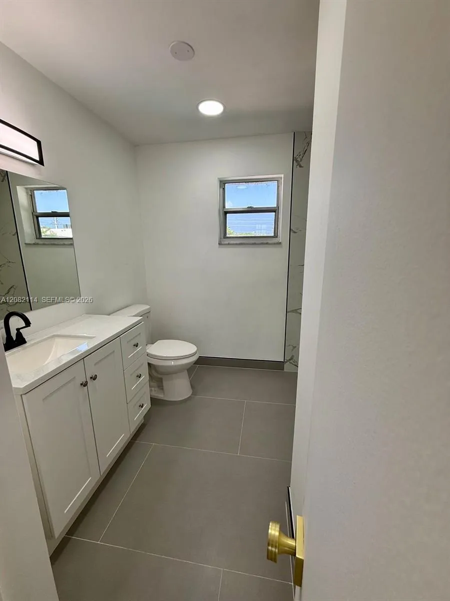 2433 SW 11th St Miami, FL 33135
