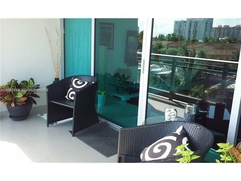 2950 NE 188th St #304 Aventura, FL 33180