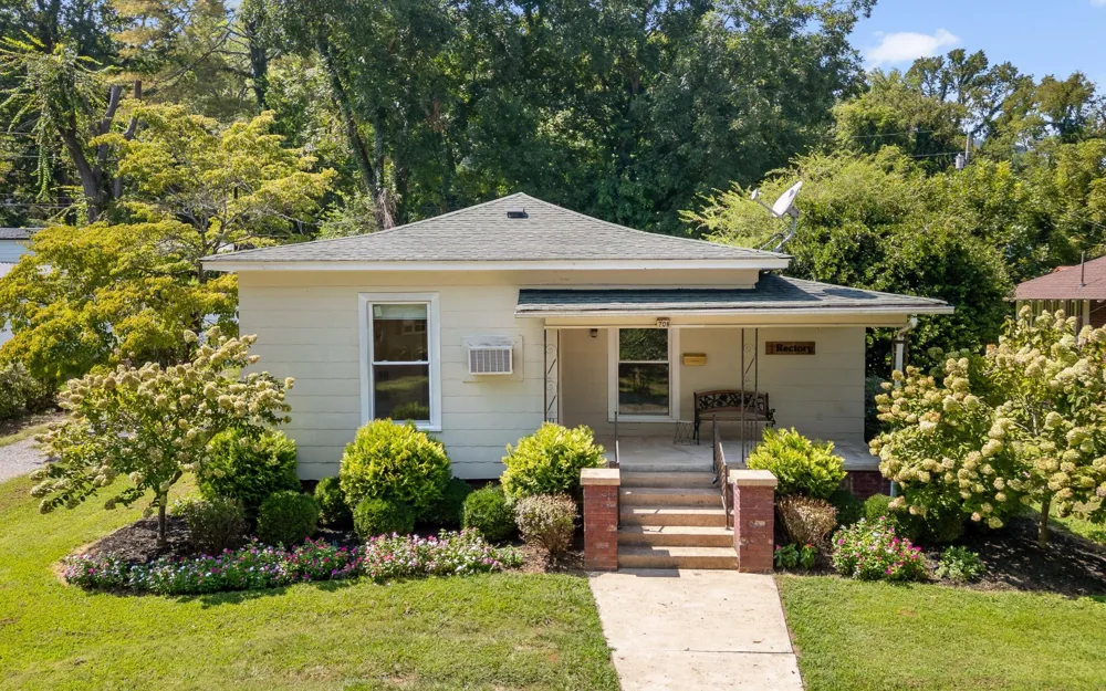 706 Holly Avenue South Pittsburg, TN 37380