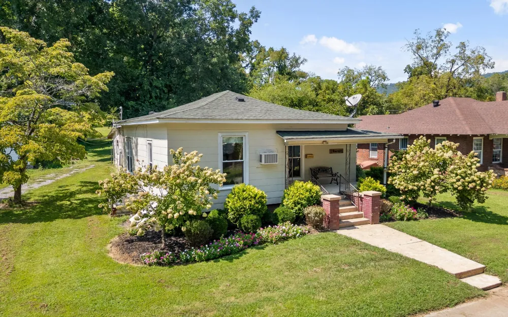 706 Holly Avenue South Pittsburg, TN 37380