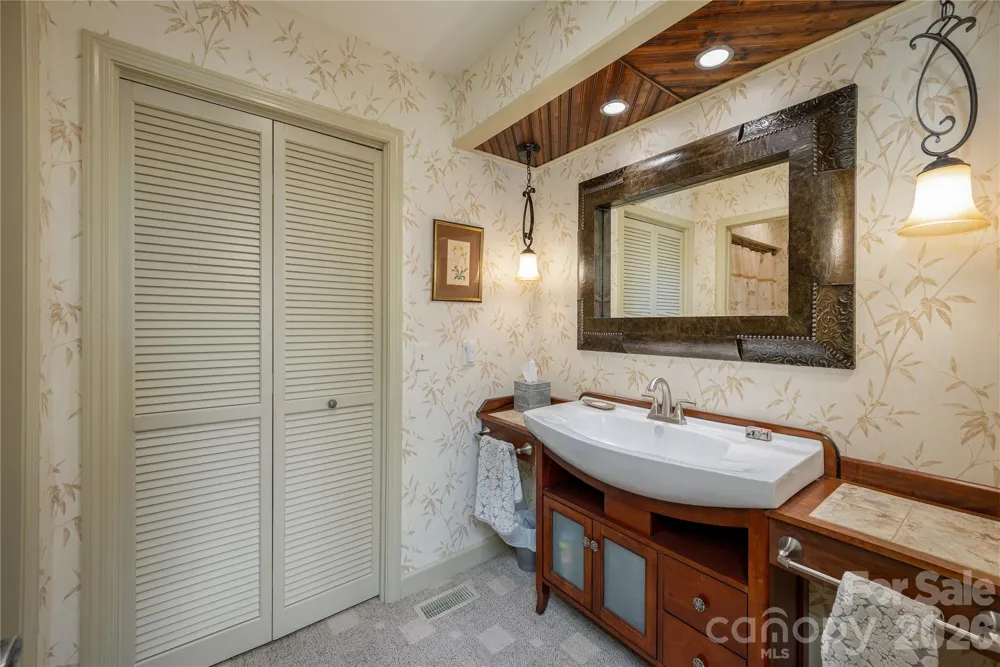 159 Country Ridge Road Hendersonville, NC 28739