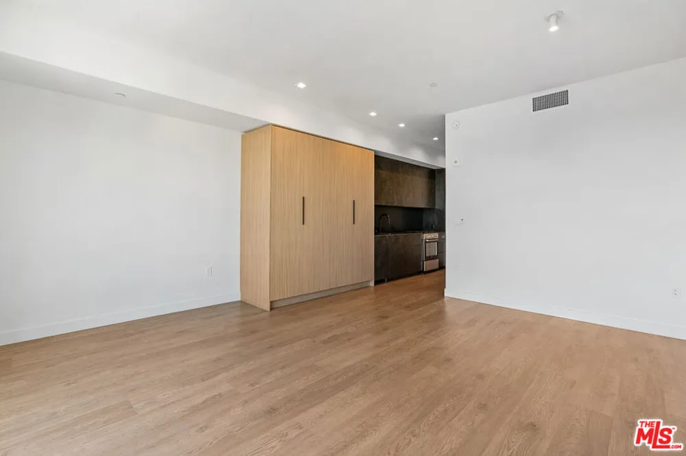 10700 Tabor Street #404 Los Angeles, CA 90034