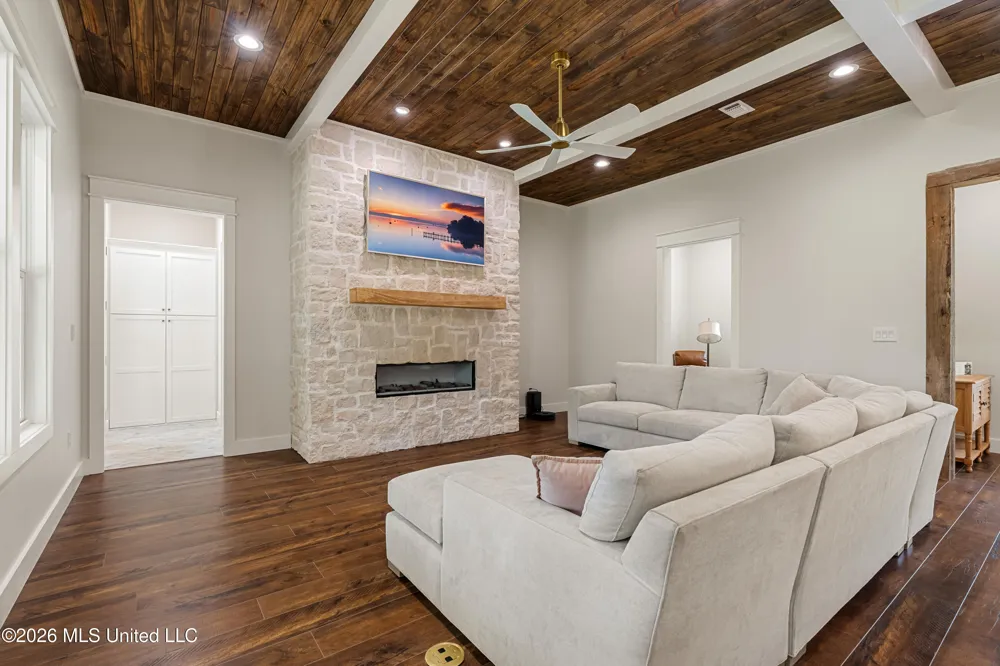 16 Bent Pebble Point Lumberton, MS 39455
