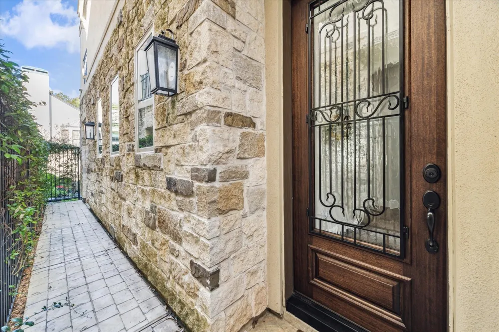 5025 Augusta Street Houston, TX 77007