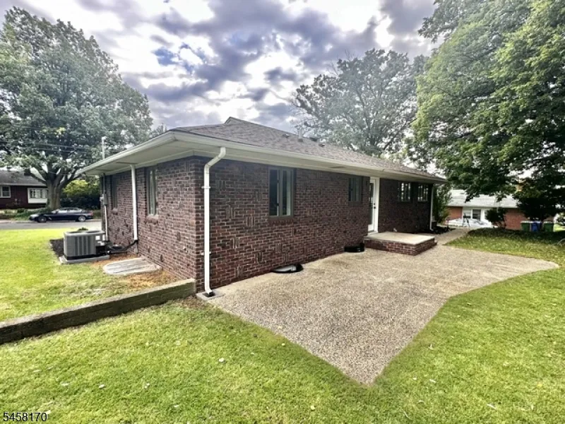 16 Charlotte St Sayreville, NJ 08872