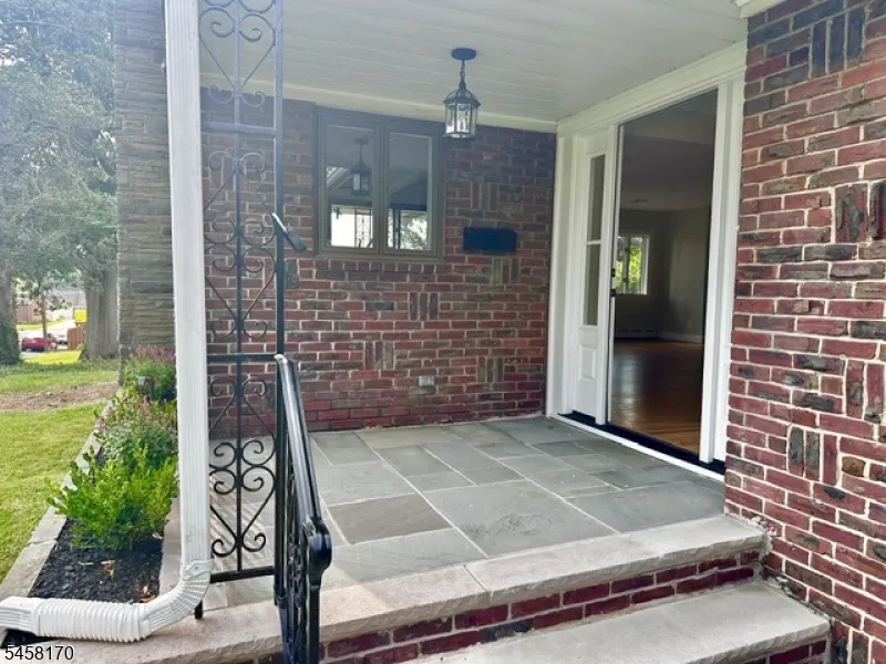 16 Charlotte St Sayreville, NJ 08872