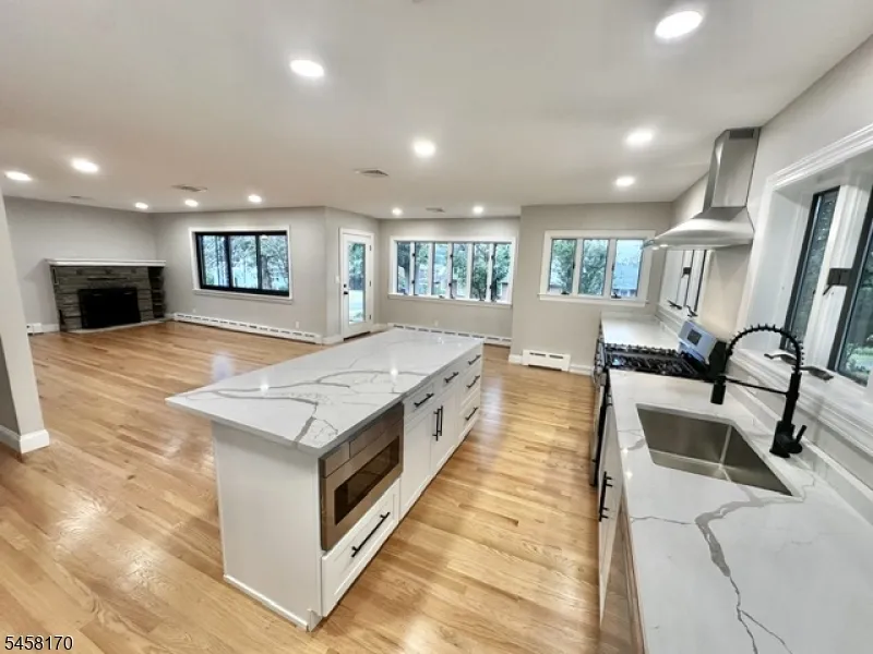 16 Charlotte St Sayreville, NJ 08872