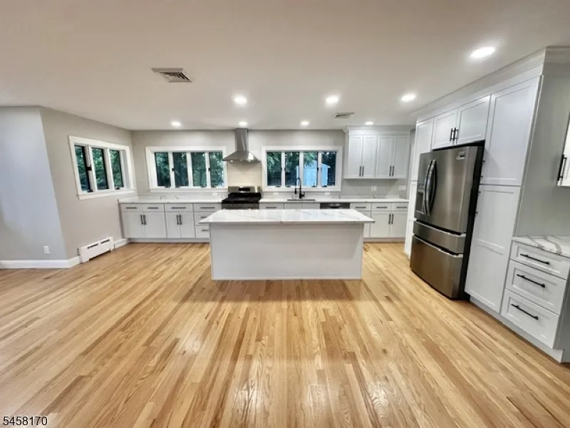 16 Charlotte St Sayreville, NJ 08872