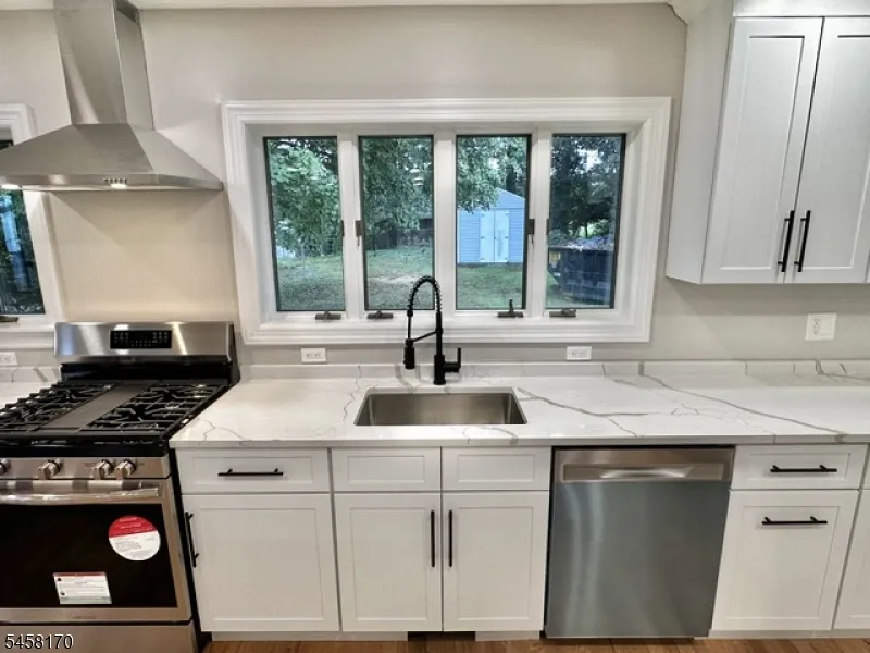 16 Charlotte St Sayreville, NJ 08872