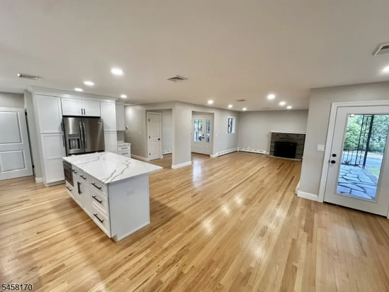 16 Charlotte St Sayreville, NJ 08872