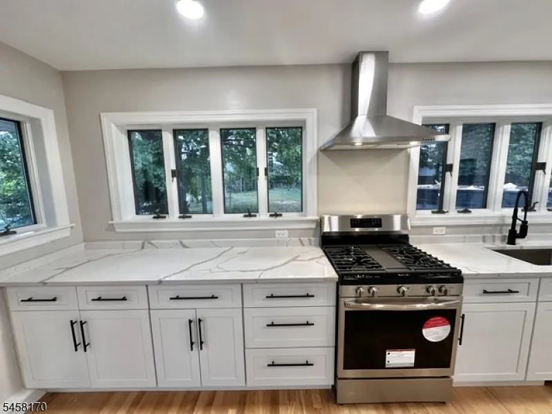 16 Charlotte St Sayreville, NJ 08872