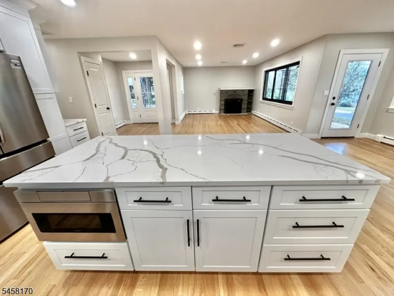 16 Charlotte St Sayreville, NJ 08872