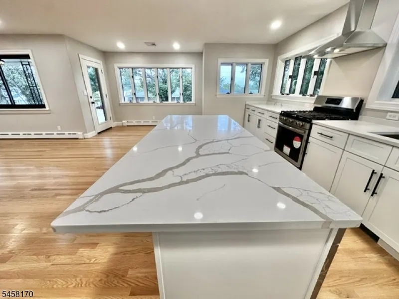 16 Charlotte St Sayreville, NJ 08872
