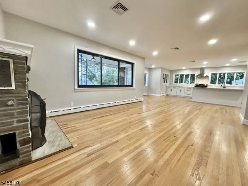 16 Charlotte St Sayreville, NJ 08872