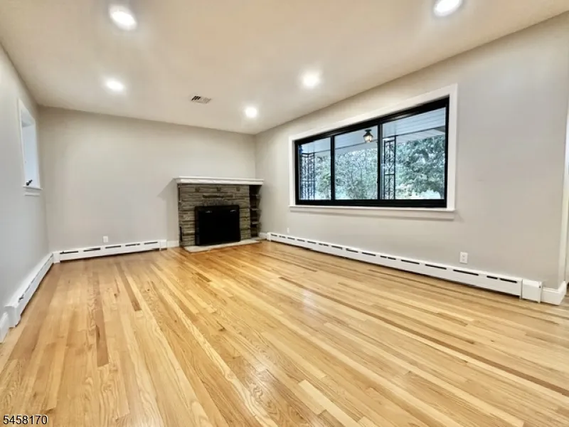 16 Charlotte St Sayreville, NJ 08872