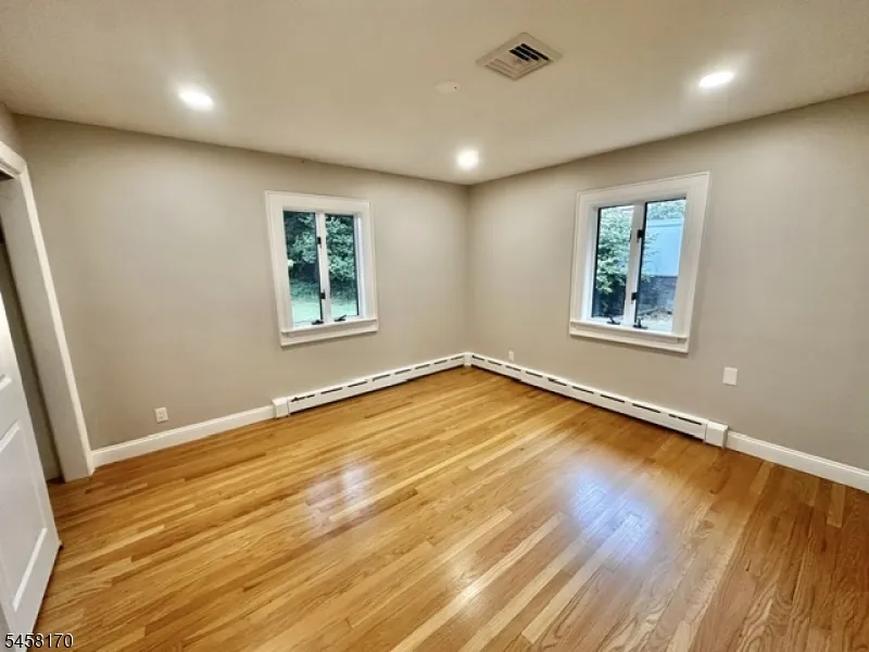 16 Charlotte St Sayreville, NJ 08872