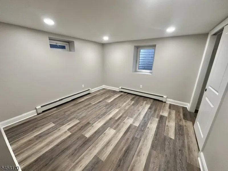 16 Charlotte St Sayreville, NJ 08872