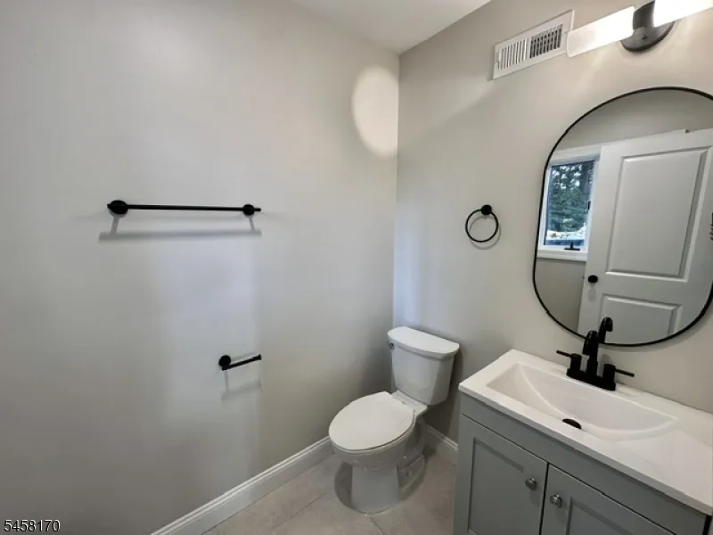 16 Charlotte St Sayreville, NJ 08872