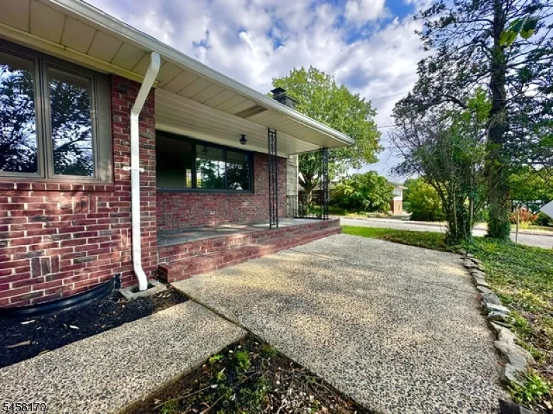 16 Charlotte St Sayreville, NJ 08872