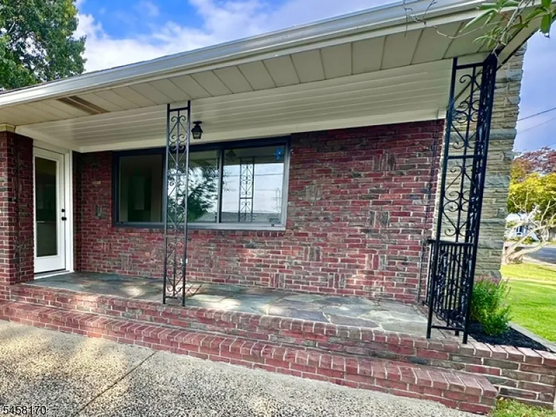 16 Charlotte St Sayreville, NJ 08872