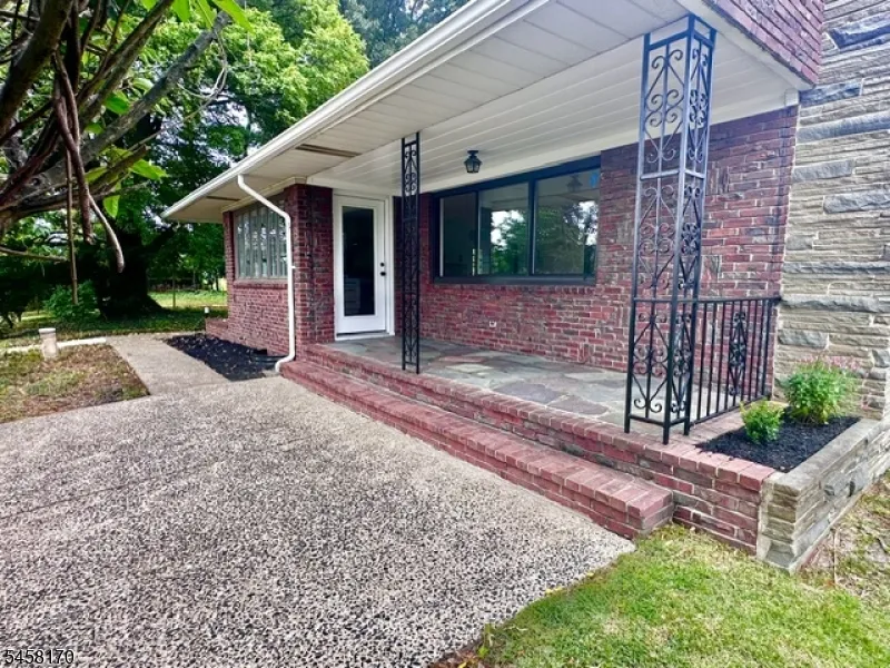 16 Charlotte St Sayreville, NJ 08872